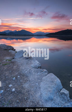 Lever du soleil sur le lac Alserio, Alserio, province de Côme, la Brianza, en Lombardie, Italie, Europe Banque D'Images