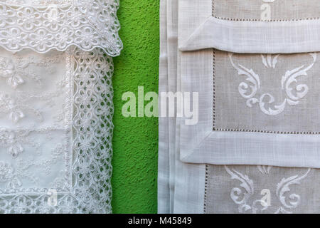 La dentelle fait main produits en vente dans une boutique sur Burano, Venise, Italie Banque D'Images