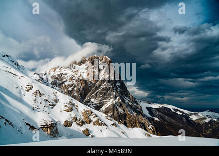 Gran Sasso d'Italia avant la tempête, Campo Imperatore, province de Teramo, Abruzzes, Italie, Europe Banque D'Images