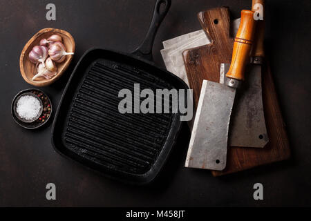 Vintage des couteaux de cuisine, poêle, épices au conseil de pierre. Vue d'en haut Banque D'Images