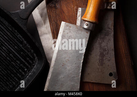 Vintage des couteaux de cuisine, poêle, conseil en pierre. Vue d'en haut Banque D'Images