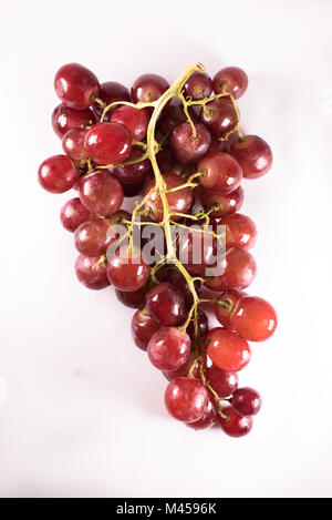Les raisins rouges avec des tiges isolé sur fond blanc. Raisins rouges frais Banque D'Images