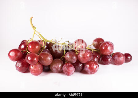 Les raisins rouges avec des tiges isolé sur fond blanc. Raisins rouges frais Banque D'Images