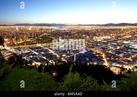 Vue panoramique du centre-ville et quartier de Bellavista sur le premier plan, Santiago, Chili Banque D'Images