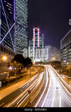 Trafic sur Queensway Road à l'Amirauté, Chung Wan (district central), l'île de Hong Kong, Chine, Asie Banque D'Images