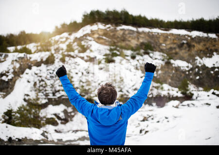 Senior man jogging en hiver la nature. Banque D'Images