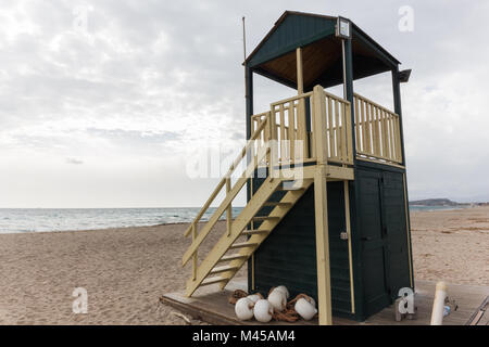 Lifeguard tower pour sauvetage baywatch sur South Beach en Sardaigne Banque D'Images