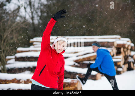 Senior couple jogging en hiver la nature. Banque D'Images