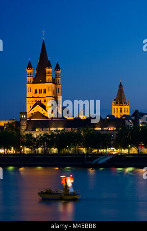 Vue de nuit sur le Rhin à l'Église St-martin à Cologne, Allemagne. Banque D'Images