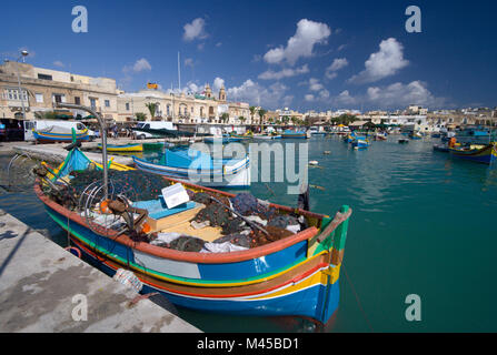 Le célèbre port à l'est de Malte avec de nombreux bateaux colorés. Banque D'Images