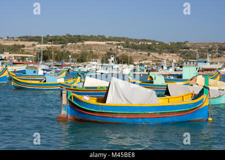 Le célèbre port de Marsaxlokk à Malte avec l'Luzzu bateaux. Banque D'Images