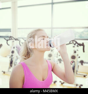 Image composite de belle femme en bonne santé de l'eau potable Banque D'Images