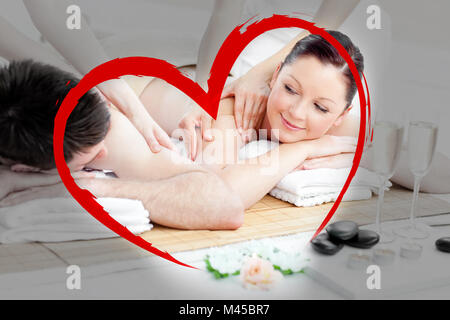 Image composite de jeune couple bénéficiant d'un massage arrière Banque D'Images