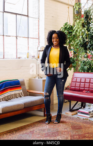 Full Length portrait of smiling woman looking at camera Banque D'Images