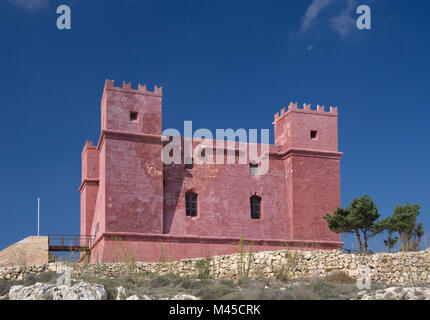 La tour rouge, également connu sous le nom de Sainte Agathe's Tower est situé sur l'ouest de Marfa Ridge à Malte. Banque D'Images