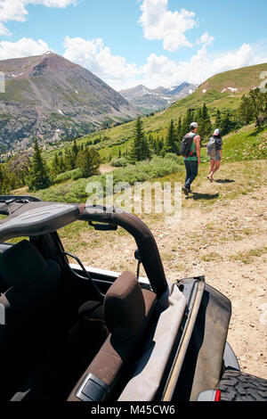 Road Trip couple hiking dans les montagnes Rocheuses, Breckenridge, Colorado, USA Banque D'Images