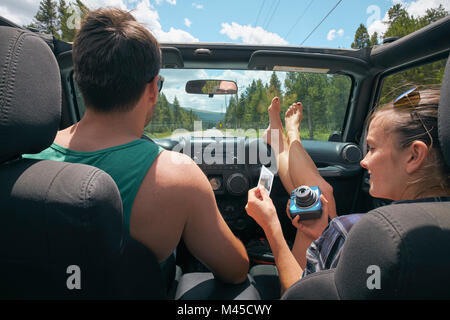 Jeune femme avec copain on road trip holding instant photo, Breckenridge, Colorado, USA Banque D'Images