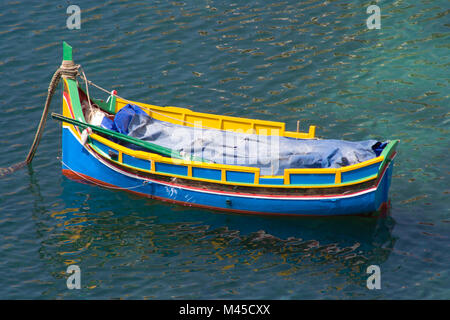 L'un des célèbres bateaux colorés Luzzu vous pouvez voir dans chaque port de Malte. Banque D'Images