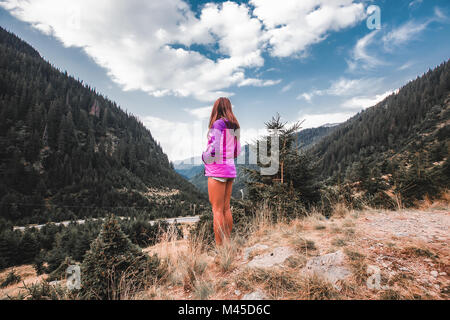 Jeune femme à la vallée au paysage forestier, Draja, Vaslui, Roumanie Banque D'Images