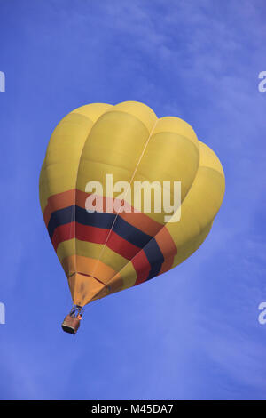 Un ballon volait gracieusement dans le matin dans un ciel bleu clair repéré à Sentul, Java ouest, Indonésie. J'ai arrêté ma voiture et pris mon appareil photo. Banque D'Images