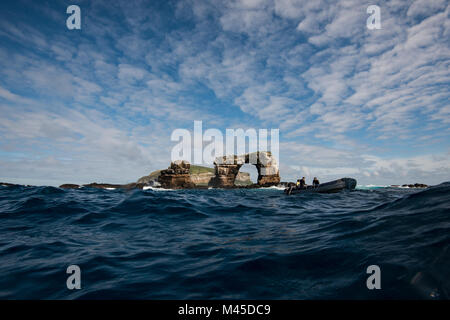 Les gens dans le bateau par l'arche de Darwin, Darwin, de l'île Seymour, Galapagos, Equateur, Amérique du Sud Banque D'Images