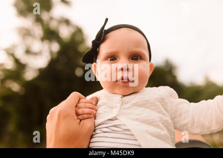 Portrait of baby girl holding mères part, close up Banque D'Images