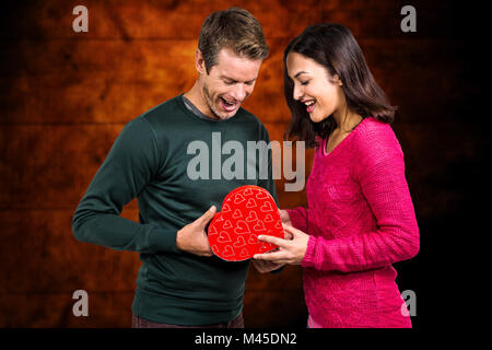 Libre de jeune couple avec cadeaux en forme de coeur Banque D'Images