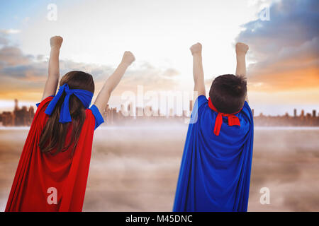 Image composite des enfants masqués se faisant passer pour des super-héros Banque D'Images