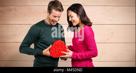 Libre de jeune couple avec cadeaux en forme de coeur Banque D'Images