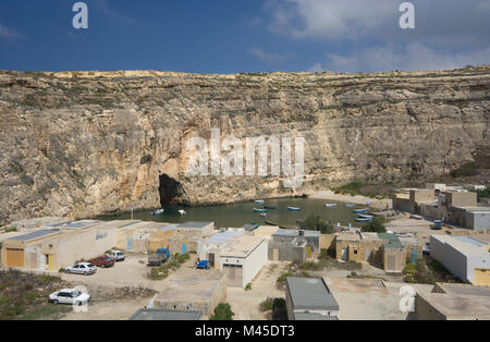 Une petite baie, accessible par un tunnel dans la falaise près de la fenêtre d'Azur à Dwejra, Gozo, Malte. Banque D'Images