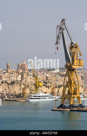 La plus grande grue dans le Grand Port à Malte. Pas exactement le petit yacht dans l'arrière-plan montre l'échelle. Banque D'Images