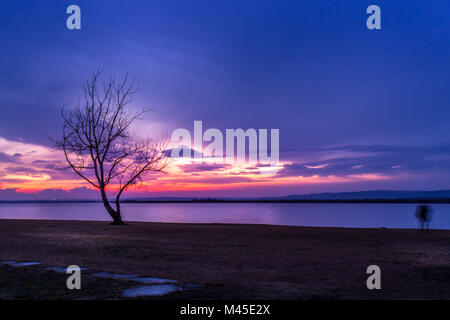 Magnifique Coucher de soleil sur le lac Velence Velence , , Hongrie Banque D'Images