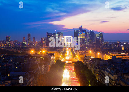 La Défense nationale et des Champs-Elysées au coucher du soleil à Paris, France. Banque D'Images