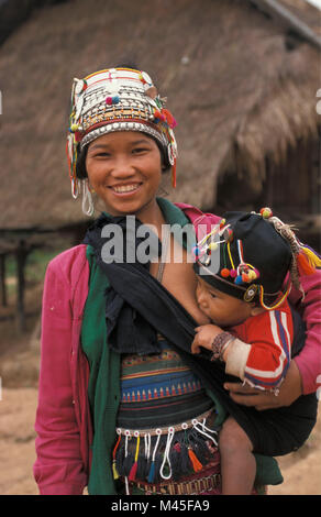 Le Laos. Luang Namtha (près de Muang Sing). Hakha ou Akha hill tribe. Femme (24 ans) avec bébé boire., l'allaitement bébé. Portrait. Banque D'Images