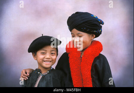 Le Laos. Luang Namtha (près de Muang Sing). La tribu Yao Mien (tribu). Garçon et fille. Portrait. Banque D'Images