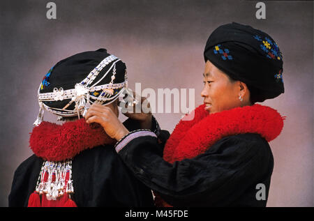 Le Laos. Luang Namtha (près de Muang Sing). La tribu Yao Mien (tribu). Décorer d'autres femmes womans hat. Portrait. Banque D'Images