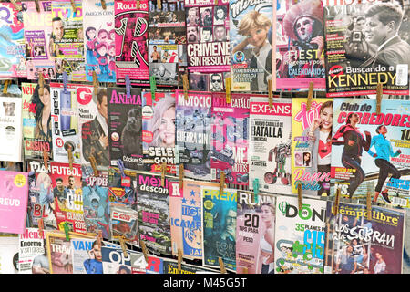 Magazines étendus dehors un kiosque dans la ville de Mexico, Mexique soulignant la culture populaire au début de 2018. Banque D'Images