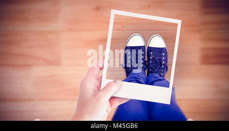 Image composite de hand holding photo Polaroid Banque D'Images