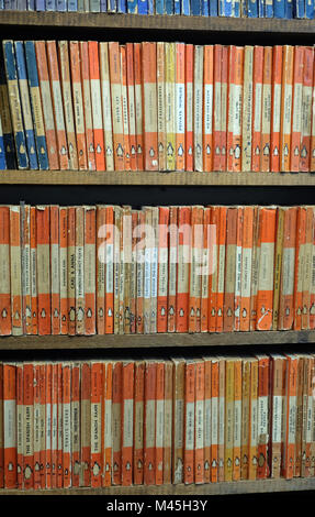 Penguin Books en vente dans une librairie de seconde main Banque D'Images