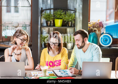 Groupe de personnes travaillant ensemble dans le café Banque D'Images