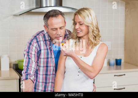 Femme donne quelque chose à manger à son mari Banque D'Images