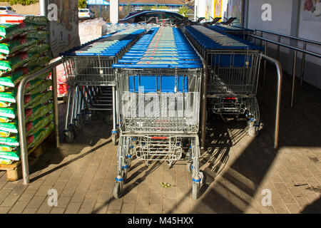 Chariots prêt pour les clients à la porte avant de Lidl supermarché du comté de Down, à Bangor Northern Ireland Banque D'Images