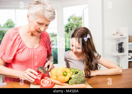 Grand-mère et petite-fille, émincer les légumes Banque D'Images