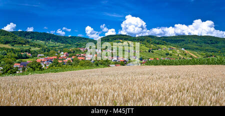 Paysage agricole et par le village hill Banque D'Images