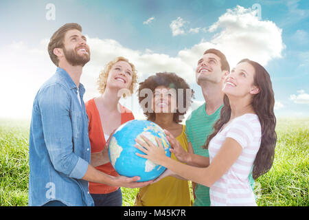 Image composite de jeunes gens d'affaires créatifs avec un globe Banque D'Images