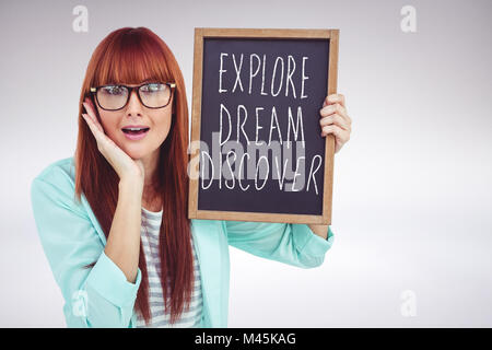 Portrait of woman holding hipster tableau noir Banque D'Images