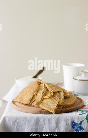 Petit-déjeuner de crêpes servi avec de la crème et du miel. Focus sélectif. Banque D'Images
