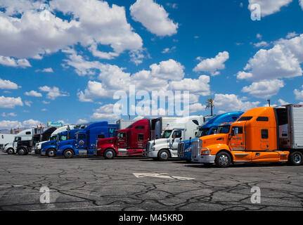 Mesquite, NEVADA - 7 août 2016 : une rangée de camions américains colorées stationné à l'extérieur un camion s'arrêter au Mesquite sur l'Interstate 15. Banque D'Images