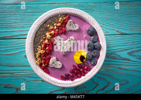 Bol d'Acai de pitaya smoothie bleuet grenade coeurs goji chia et les graines pour la Saint-Valentin Banque D'Images