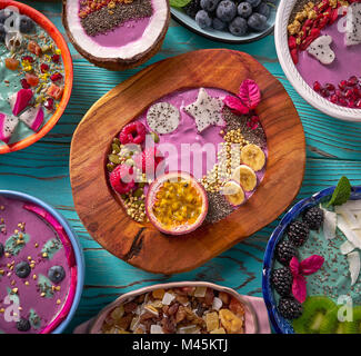 Bol d'Acai smoothie et algues Spiruline avec des baies et fruits de chia alimentation saine Banque D'Images